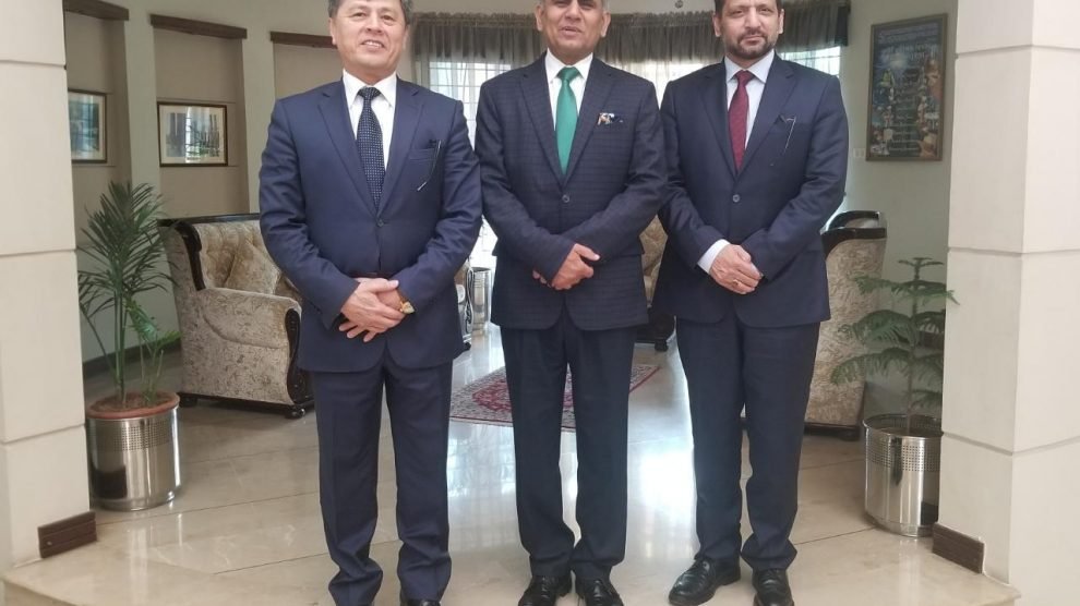 پاکستان میں ازبکستان کے سفیر اور ازبکستان میں ازبکستان میں پاکستان کے سفیر پی آئی اے کے سربراہ کے ساتھ